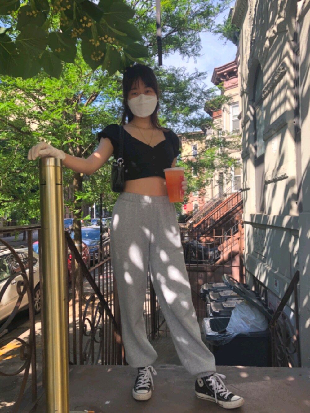 「Urbanoutfitters、jogger pants、sweatpants、brandymelville」｜「Brandy Melvilleのアイテム（パンツ、グレー系）」を使った、JojosOOTD:3さん（レディース・160cm）の夏コーディネートの1枚目の写真