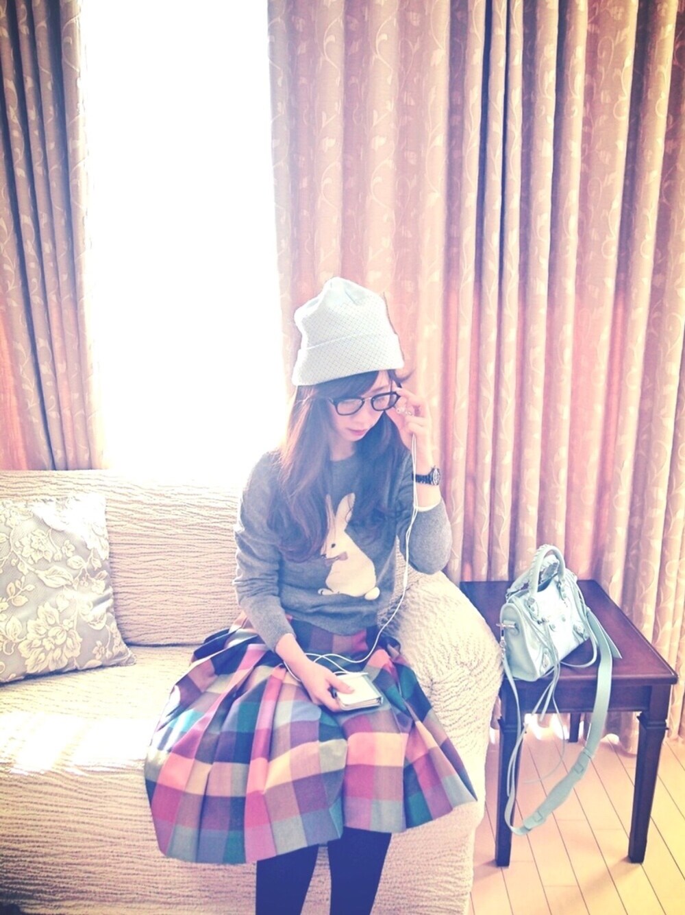 グレー系のニット/セーター、その他のスカート、ブルー系のハンドバッグを着用したレディースの冬コーディネートの1枚目の写真