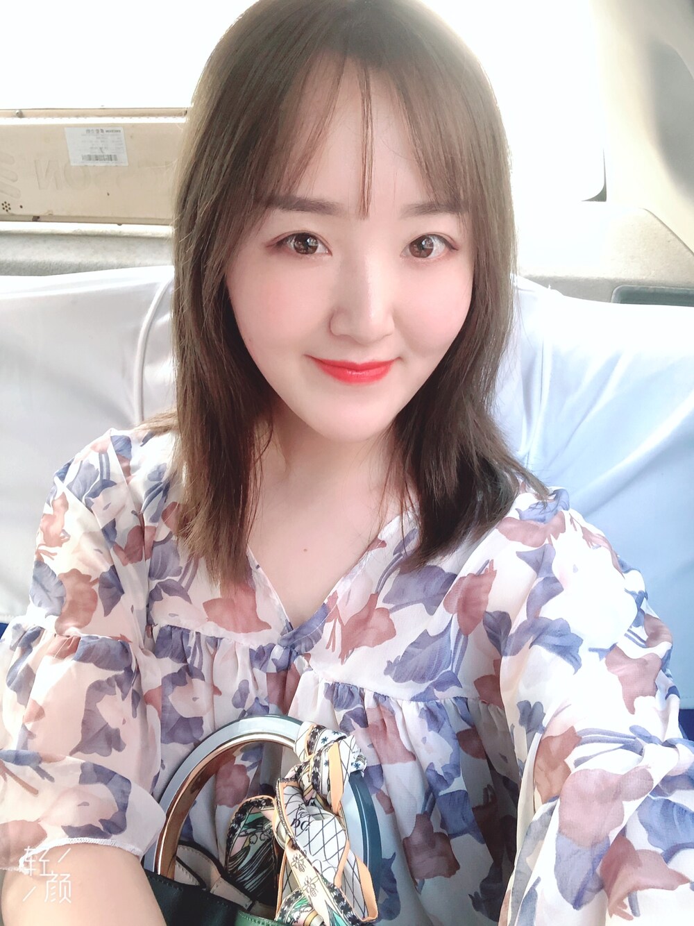 レッド系のデニムスカートを着用したレディースの夏コーディネートの1枚目の写真