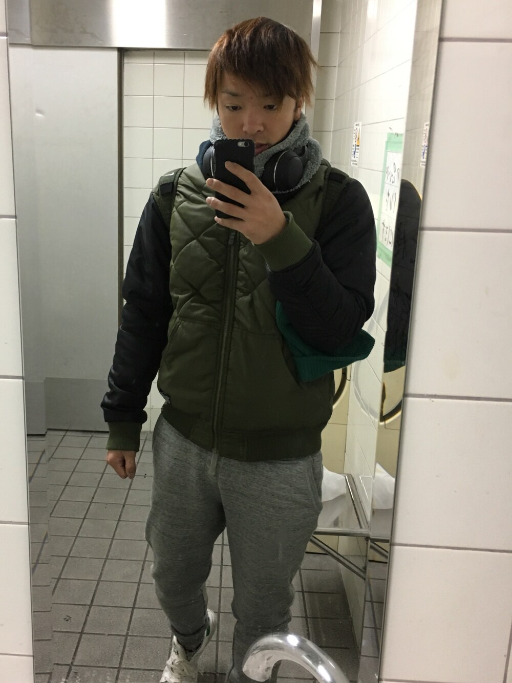 「ラフ、スウェットパンツ、ヘッドホン、ニット帽、シンプル、シンプルコーデ、BILLABONG」｜「BILLABONGのアイテム（ジャケット/アウター、グリーン系）」を使った、たくまんさん（メンズ・178cm）の冬コーディネートの1枚目の写真