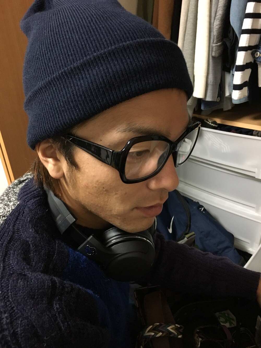 「セーター、ニット帽、めがね、黒縁メガネ、シンプル、ヘッドホン」｜「SKULL CANDYのアイテム（その他雑貨、ブラック系）」を使った、たくまんさん（メンズ・178cm）の冬コーディネートの1枚目の写真