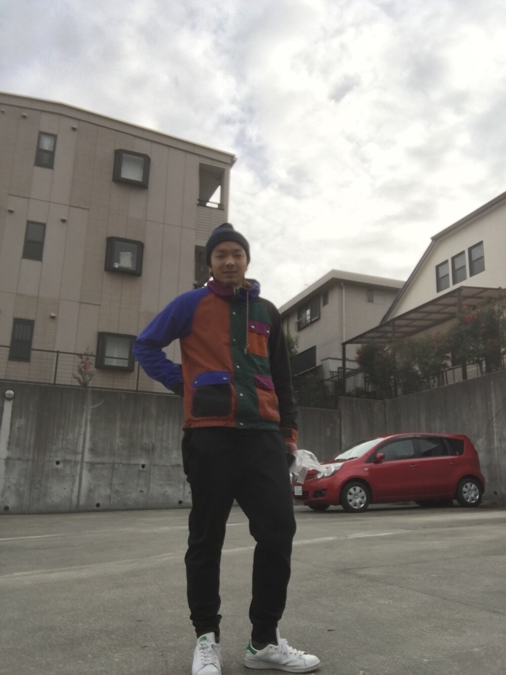 「シンプル、パーカー、stan smith、ニット帽、カジュアル、winter」｜「UNIQLOのアイテム（スラックス、ブラック系）」を使った、たくまんさん（メンズ・178cm）の冬コーディネートの1枚目の写真