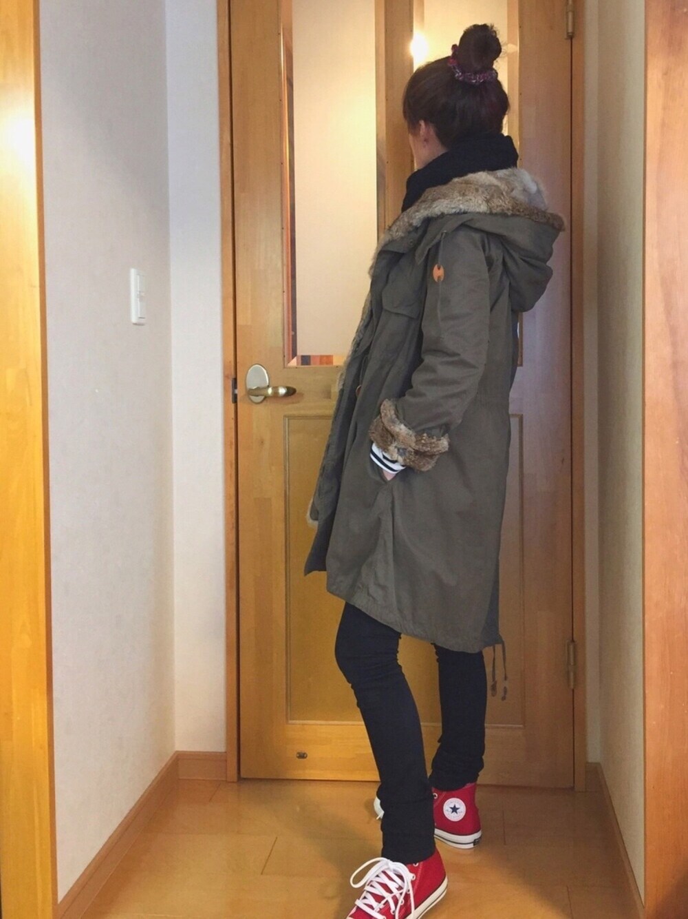 「オトナカジュアル、モッズコート、カーキアウター、黒スキニー、赤コンバース、converse、おだんごヘアー、スキニーデニム」｜「IENAのCONVERSE ALL STAR 100カラーズ HI（スニーカー、レッド系）」を使った、☺︎ゆき❅*॰ॱさん（レディース・164cm）の冬コーディネートの1枚目の写真