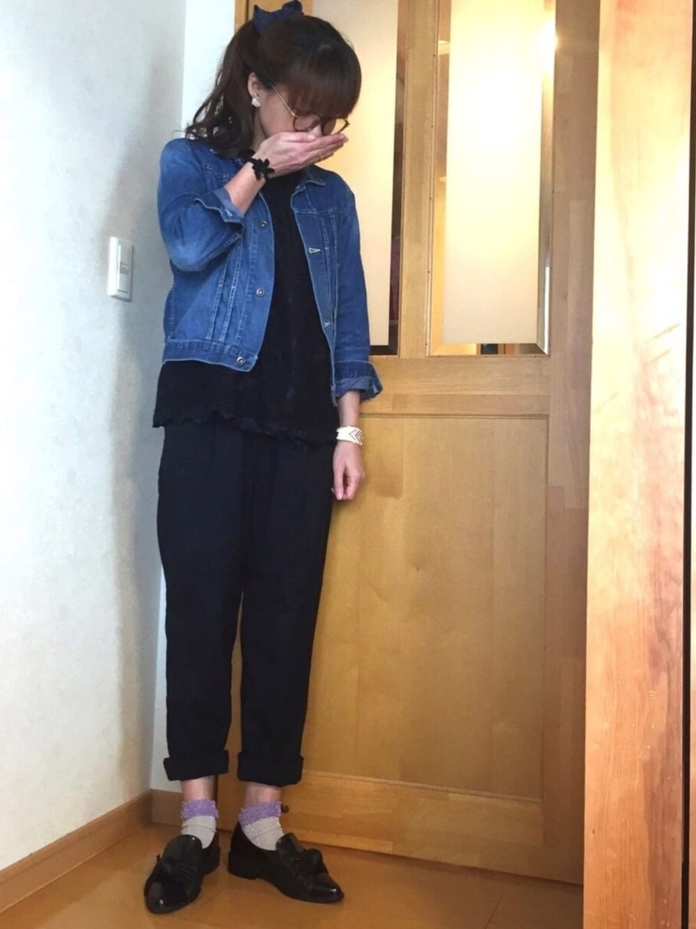 「靴下チラ見せ、レーストップス、オペラシューズ、カジュアル、雨の日コーデ、ポニーテール、ラメソックス、Gジャン」｜「ORiental TRafficの秋冬新作★リボンオペラシューズ★6333（パンプス、ブラック系）」を使った、☺︎ゆき❅*॰ॱさん（レディース・164cm）の春コーディネートの1枚目の写真