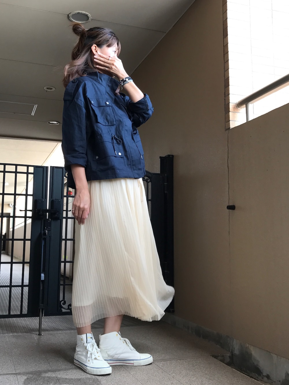 「大人カジュアル、シンプル、スニーカーコーデ、シフォンスカート、ブルゾン、カジュアルコーデ、白ハイカットスニーカー、mercibeaucoup,、ネイビー×ホワイト、ネイビーブルゾン」｜「mercibeaucoup,のS ねじれスニーカー（スニーカー、ホワイト系）」を使った、☺︎ゆき❅*॰ॱさん（レディース・164cm）の秋コーディネートの1枚目の写真