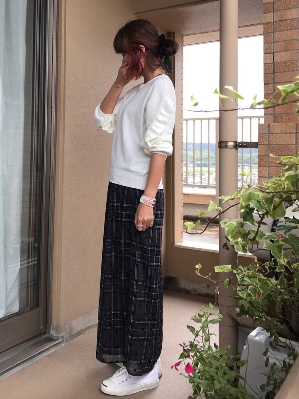 「秋コーデ、大人カジュアル、ママコーデ、チェック、ドット、フリル、フリルトップス、フリル袖、ホワイト×ネイビー」｜「PAGEBOYのドットフロッキーフレアパンツ（その他パンツ、ブラック系）」を使った、☺︎ゆき❅*॰ॱさん（レディース・164cm）の秋コーディネートの1枚目の写真