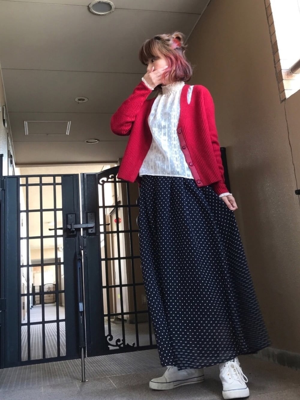 「秋のコーデ、ママコーデ、ドット、ドットスカート、赤いカーディガン、レースブラウス、ハイカットスニーカー」｜「mercibeaucoup,のS ねじれスニーカー（スニーカー、ホワイト系）」を使った、☺︎ゆき❅*॰ॱさん（レディース・164cm）の秋コーディネートの1枚目の写真