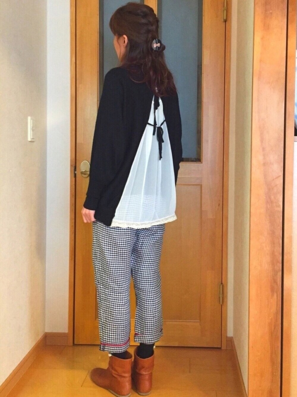 「カジュアル、スラックス、スラックスパンツ、シースルー、カーディガン、茶色ブーツ、ネイル、RNA」｜「RNA-NのR2761 先染めリネンスラックス（スラックス、その他）」を使った、☺︎ゆき❅*॰ॱさん（レディース・164cm）の冬コーディネートの1枚目の写真