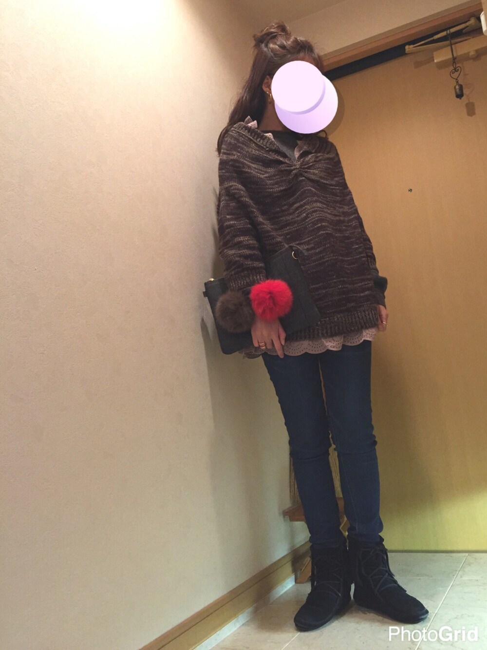 ブルー系のデニムパンツ、グレー系のクラッチバッグ、ブラウン系のニット/セーターを着用したレディースの冬コーディネートの1枚目の写真