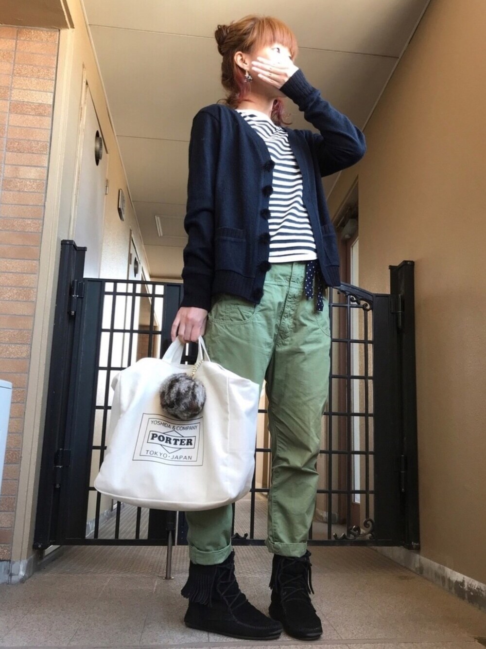 「カーキパンツ、サルエルパンツ、minnetonka、フリンジブーツ、黒カーディガン、ボーダー、ボーダートップス、トートバッグ、ママコーデ、PORTER」｜「Minnetonkaの【MINNETONKA】 ミネトンカ　TRAMPER BOOT/トランパ　ブーツ　（ブーツ、ブラック系）」を使った、☺︎ゆき❅*॰ॱさん（レディース・164cm）の春コーディネートの1枚目の写真