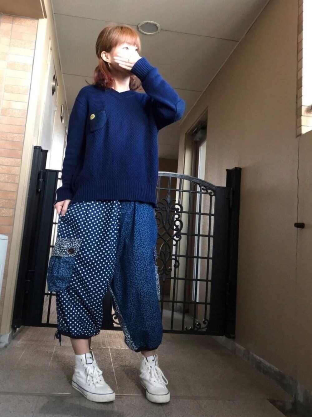 「春コーデ、ママコーデ、サルエルパンツ、白スニーカー、ネイビーコーデ、ネイビーニット、mercibeaucoup,、ハイカットスニーカー、柄パンツ」｜「mercibeaucoup,のS ねじれスニーカー（スニーカー、ホワイト系）」を使った、☺︎ゆき❅*॰ॱさん（レディース・164cm）の春コーディネートの1枚目の写真