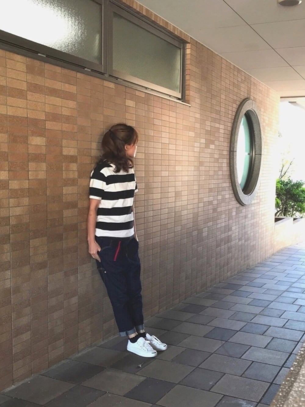 「休日スタイル、シンプルコーデ、ママコーデ、ボーダーTシャツ、ボーダートップス、デニム、サルエルデニム、jack purcell」｜「Factor=のジャックパーセル　スニーカー（スニーカー、ホワイト系）」を使った、☺︎ゆき❅*॰ॱさん（レディース・164cm）の春コーディネートの1枚目の写真