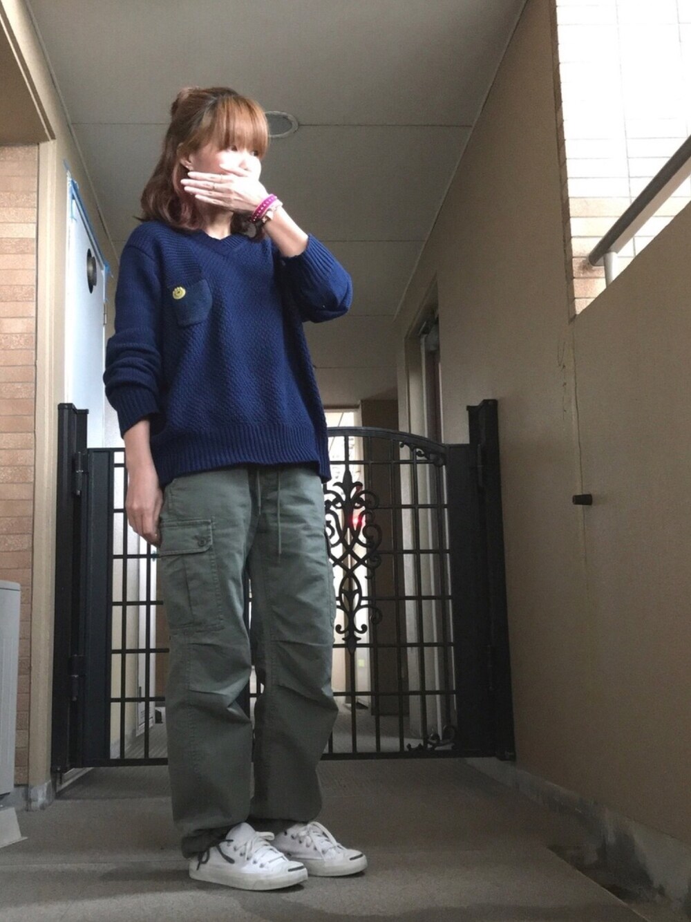 「カジュアルコーデ、シンプル、ママコーデ、ジャックパーセル、ネイビー×カーキ、ネイビーニット、カーゴパンツ」｜「Factor=のジャックパーセル　スニーカー（スニーカー、ホワイト系）」を使った、☺︎ゆき❅*॰ॱさん（レディース・164cm）の春コーディネートの1枚目の写真