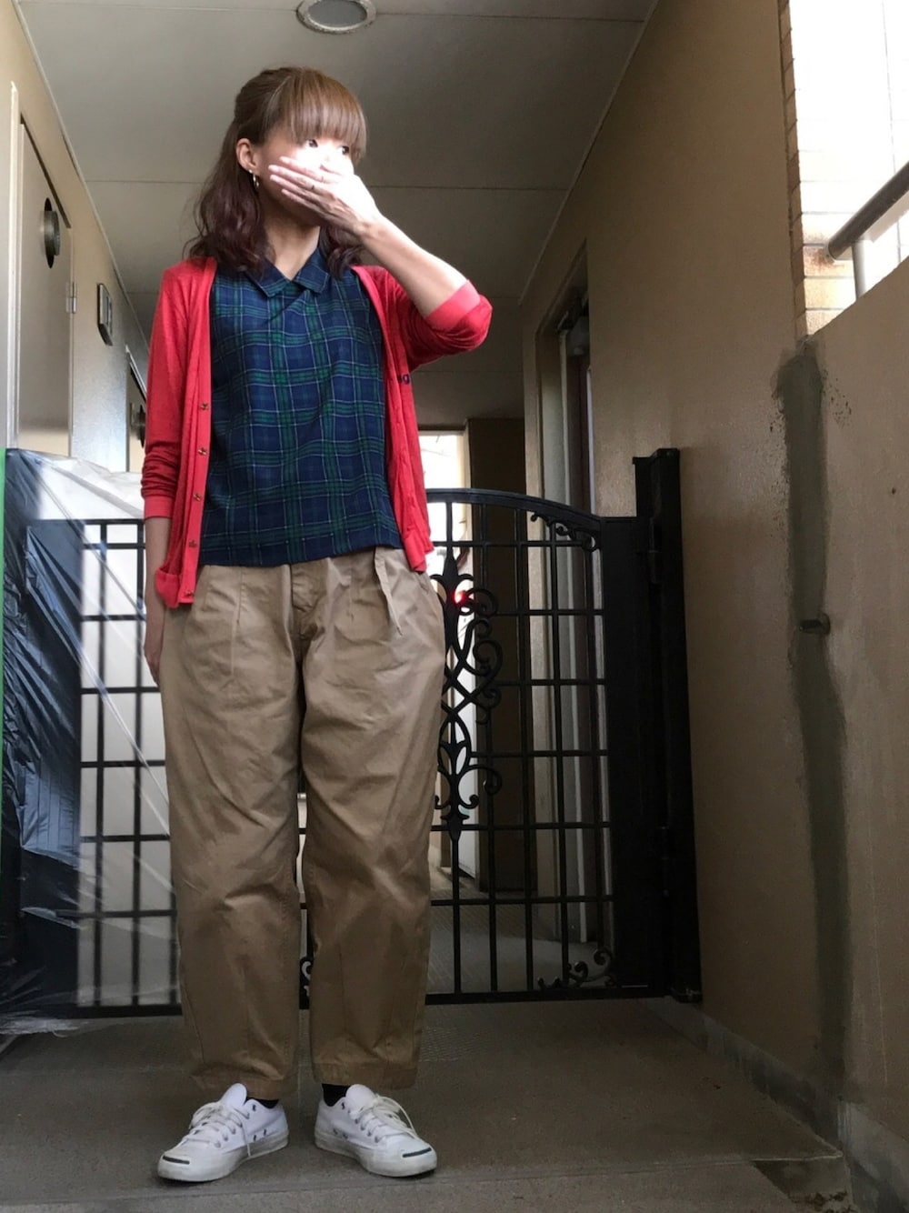 「サーカスパンツ、ピエロパンツ、赤カーディガン、チェックシャツ、ジャックパーセル、チノパン」｜「Factor=のジャックパーセル　スニーカー（スニーカー、ホワイト系）」を使った、☺︎ゆき❅*॰ॱさん（レディース・164cm）の春コーディネートの1枚目の写真