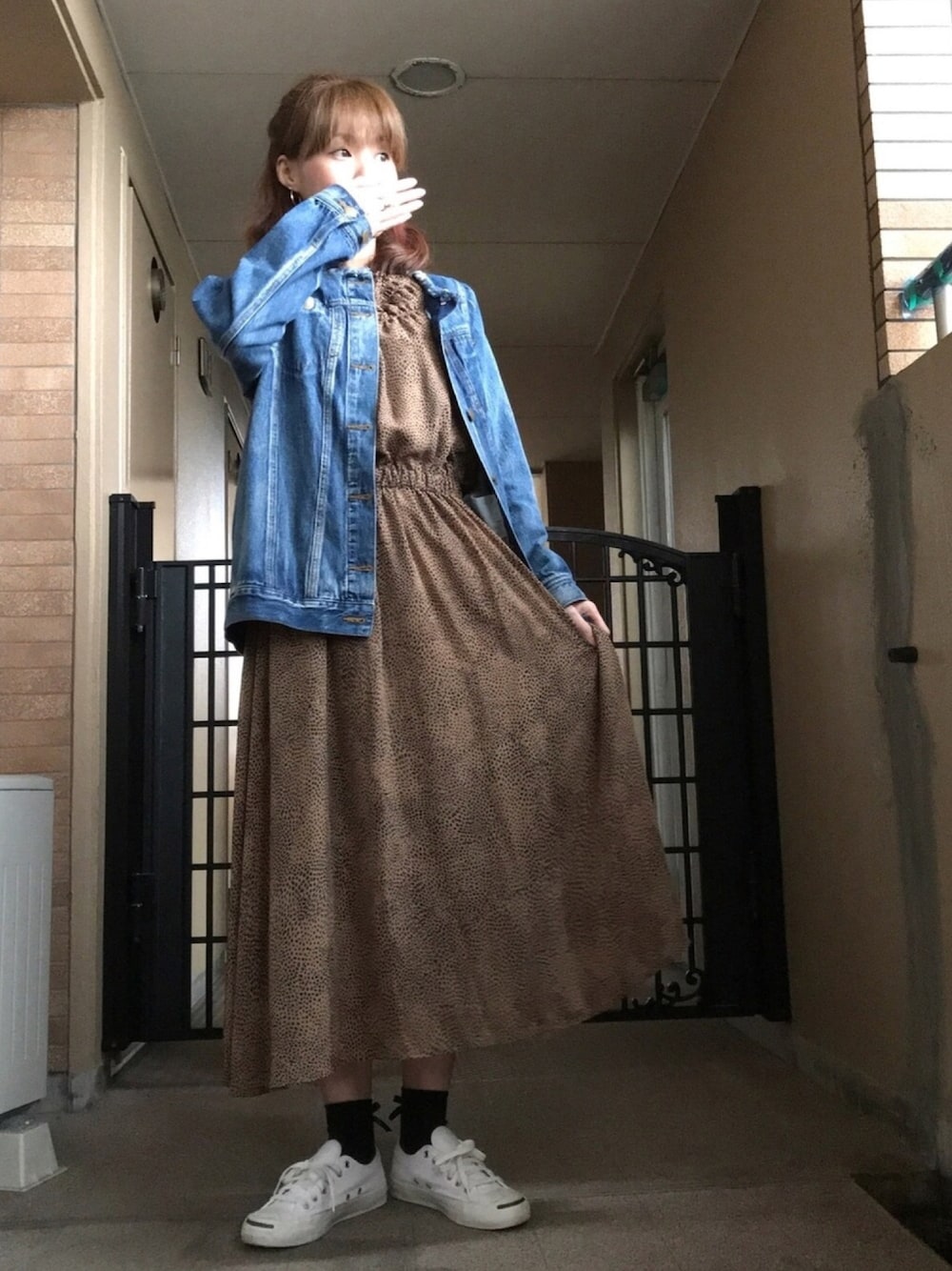 「ワンピース、ワンピース×スニーカー、リボンソックス、デニムジャケット、Gジャン、雨の日コーデ、ママコーデ、レオパード柄」｜「Factor=のジャックパーセル　スニーカー（スニーカー、ホワイト系）」を使った、☺︎ゆき❅*॰ॱさん（レディース・164cm）の春コーディネートの1枚目の写真