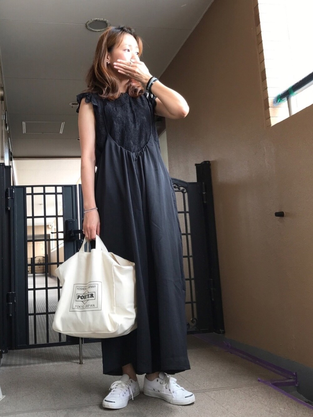 「モノトーン、モノトーンコーデ、トートバッグ、jack purcell、ノースリーブ、レーストップス、サロペット、ワイドパンツ、サテン」｜「ＡＮＤＪのヴィンテージサテンギャザーサロペットワイドパンツ（つなぎ/オールインワン、ブラック系）」を使った、☺︎ゆき❅*॰ॱさん（レディース・164cm）の夏コーディネートの1枚目の写真