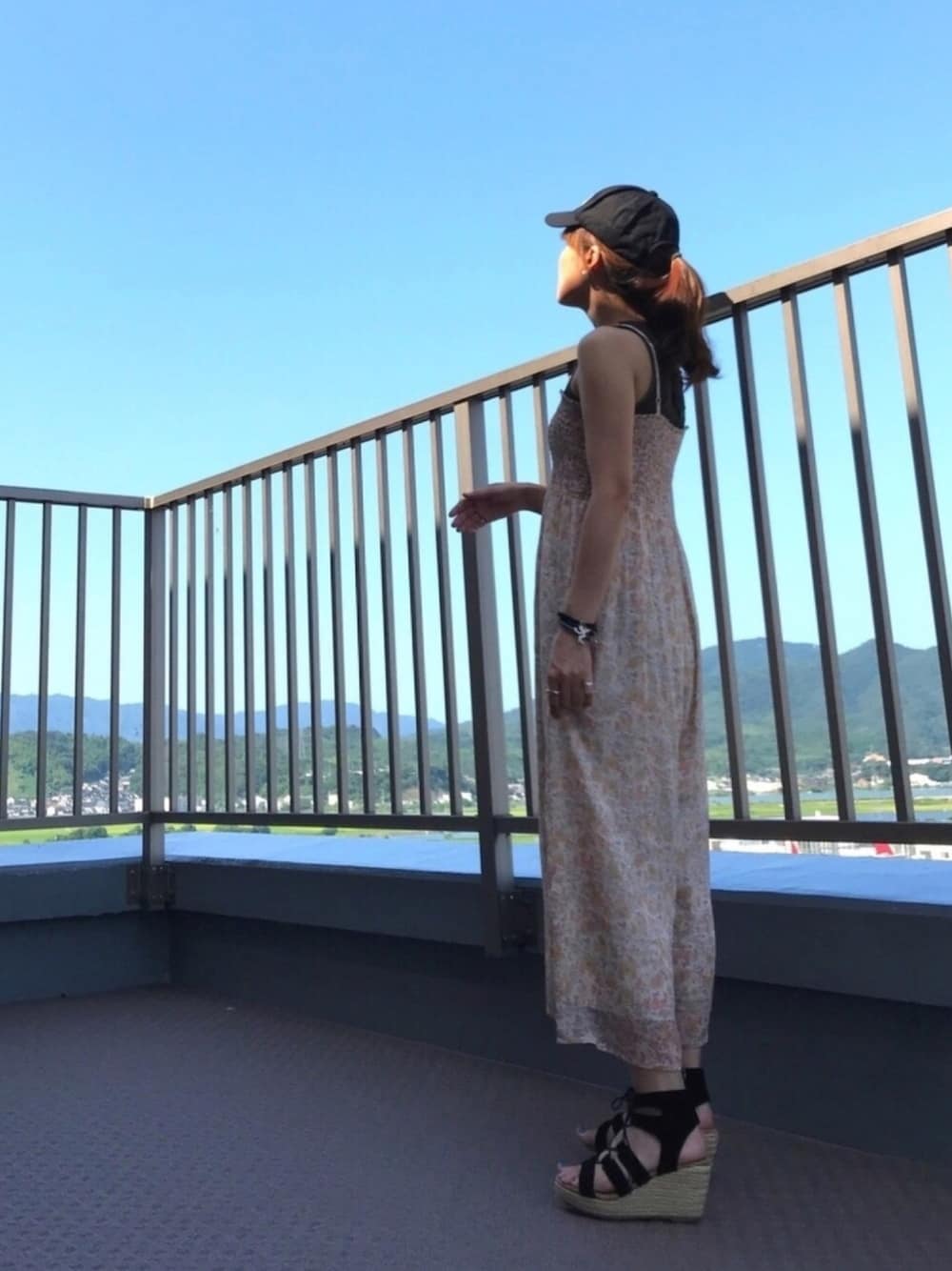 「夏コーデ、キャップ、キャミサロペット、サロペット、つなぎ、花柄、花柄サロペット、ウェッジソール、ウェッジサンダル、ママコーデ」｜「Minnetonkaの【MINNETONKA】ミネトンカ サンダル　LEIGHTON/レイトン　スエードウェッジサンダル（サンダル、ブラック系）」を使った、☺︎ゆき❅*॰ॱさん（レディース・164cm）の夏コーディネートの1枚目の写真