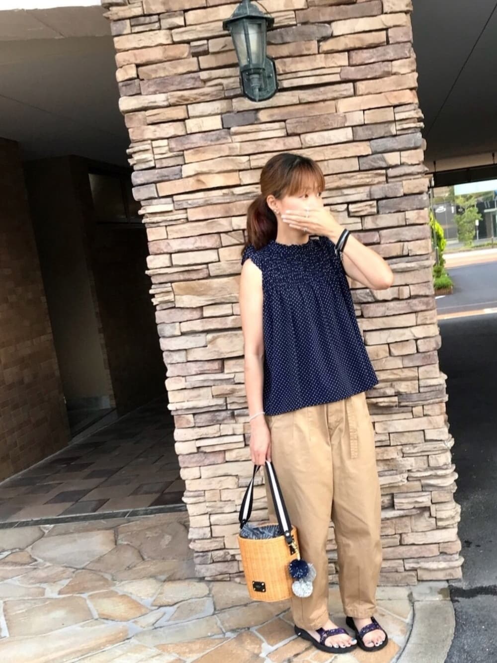 「サーカスパンツ、ピエロパンツ、ノースリーブ、夏、かごバッグ、ドット、ネイビー×ベージュ、フリルトップス、ママコーデ」｜「TevaのX-girl × TEVA "HURRICANE XLT"（サンダル、ブラック系）」を使った、☺︎ゆき❅*॰ॱさん（レディース・164cm）の夏コーディネートの1枚目の写真