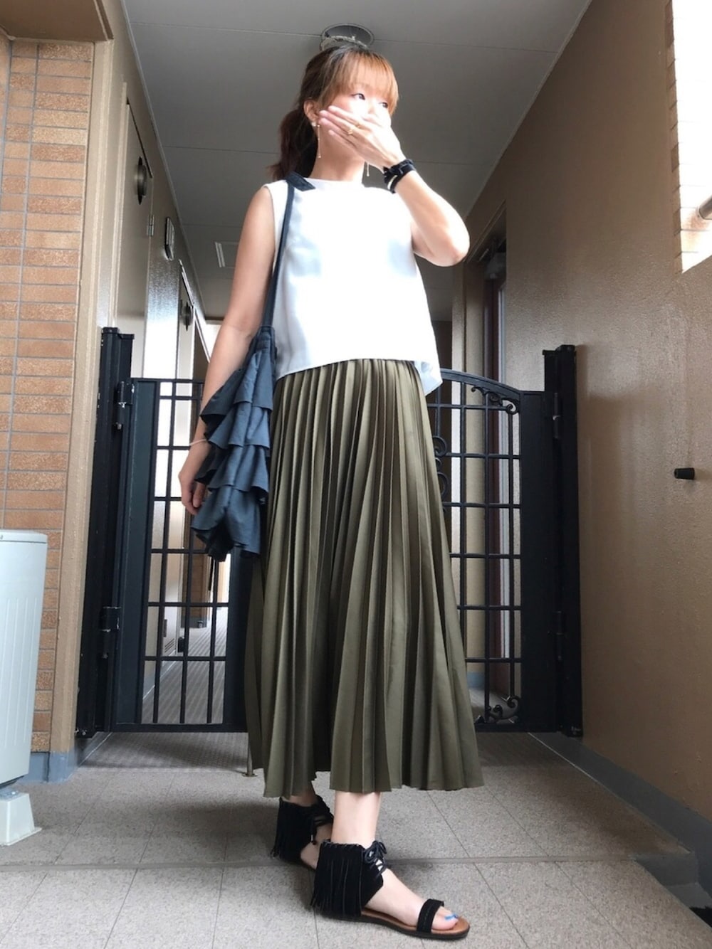 「休日スタイル、カーキスカート、ノースリーブ、フリルバッグ、フリンジサンダル、minnetonka、ハラコ、コクーン」｜「MinnetonkaのMINNETONKA/ HAVANA フリンジレースアップ サンダル（サンダル、ブラック系）」を使った、☺︎ゆき❅*॰ॱさん（レディース・164cm）の夏コーディネートの1枚目の写真