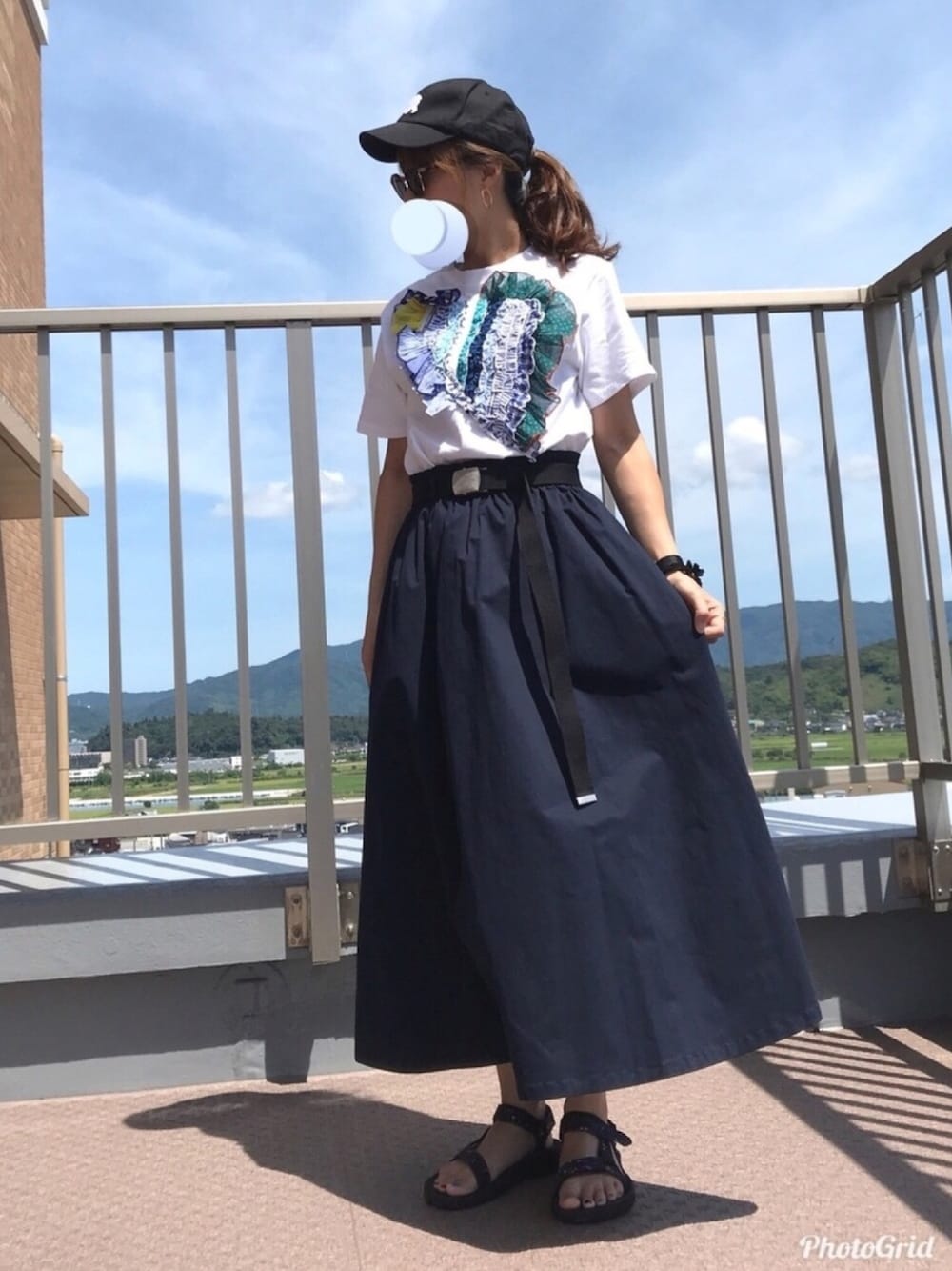 「夏、スカート、白Tシャツ、キャップ、ガチャベルト、teva、フリルトップス、フリル、ネイビースカート、ママコーデ」｜「BEAMS BOYのTORI-TO × BEAMS BOY / フリル コラージュ Tシャツ（Tシャツ/カットソー、ホワイト系）」を使った、☺︎ゆき❅*॰ॱさん（レディース・164cm）の夏コーディネートの1枚目の写真