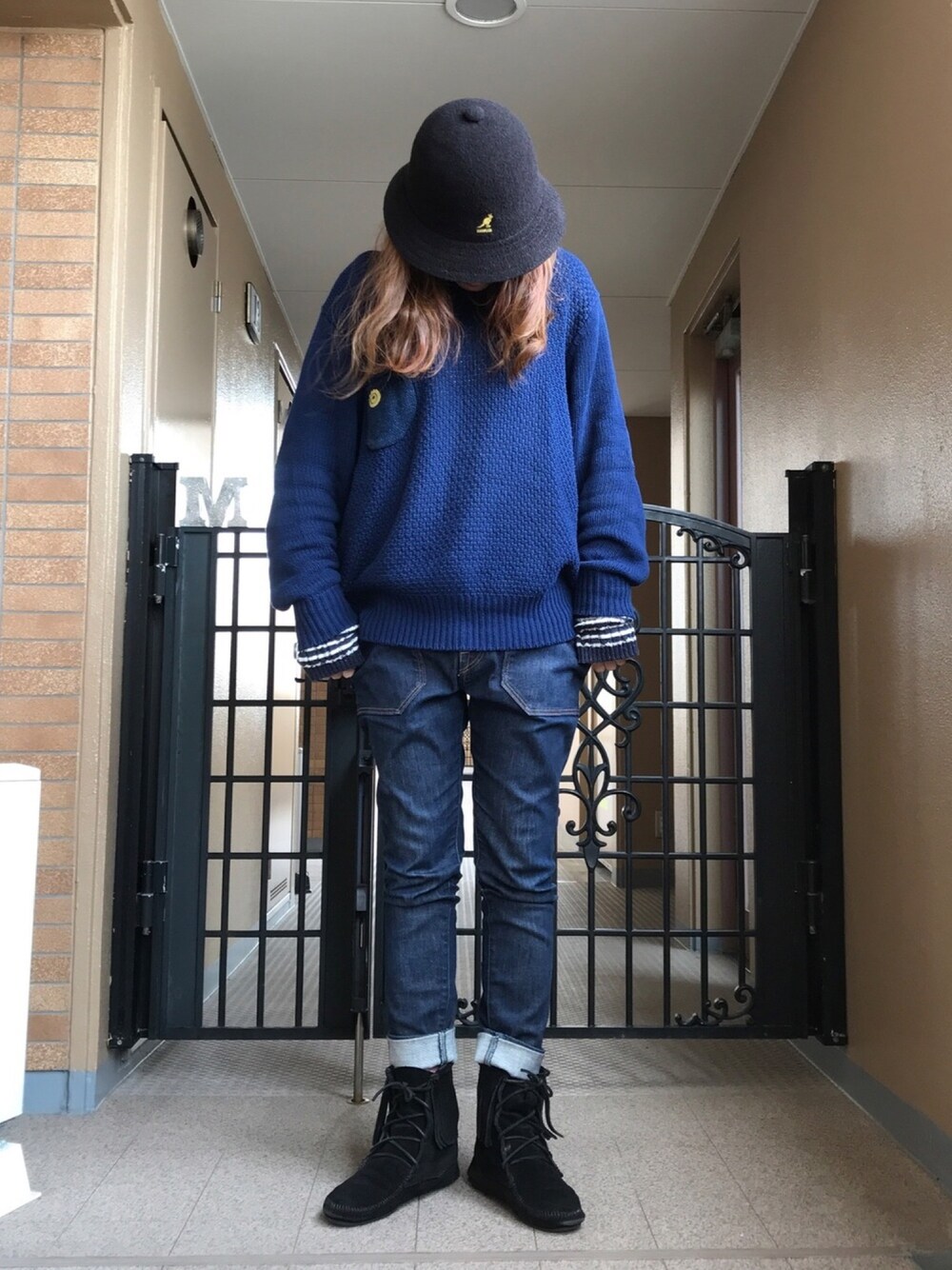 「シンプル、ネイビー×ブラック、ネイビーニット、カンガルーデニム、カンガルーポケット、フリンジブーツ、KANGOL、minnetonka、デニム、ハット」｜「KANGOLの『vivi(ヴィヴィ)4月号掲載』【KANGOL】Bermuda Casual / 【カンゴール】バミューダ　カジュアル（ハット、ブラック系）」を使った、☺︎ゆき❅*॰ॱさん（レディース・164cm）の秋コーディネートの1枚目の写真