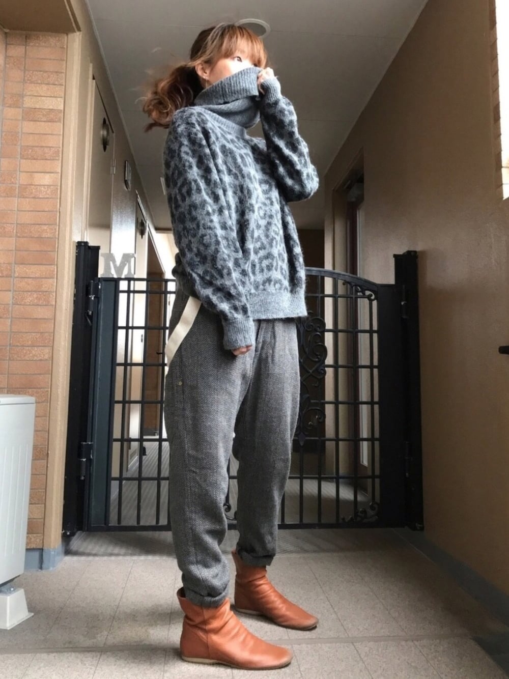 「レオパード、レオパードニット、チェックパンツ、サルエルパンツ、ショートブーツ、サスペンダー、ハイネック、ハイネックニット、ウールパンツ、グレー×ブラウン」｜「RNAのK1950 レオパードJQタートル（ニット/セーター、グレー系）」を使った、☺︎ゆき❅*॰ॱさん（レディース・164cm）の秋コーディネートの1枚目の写真