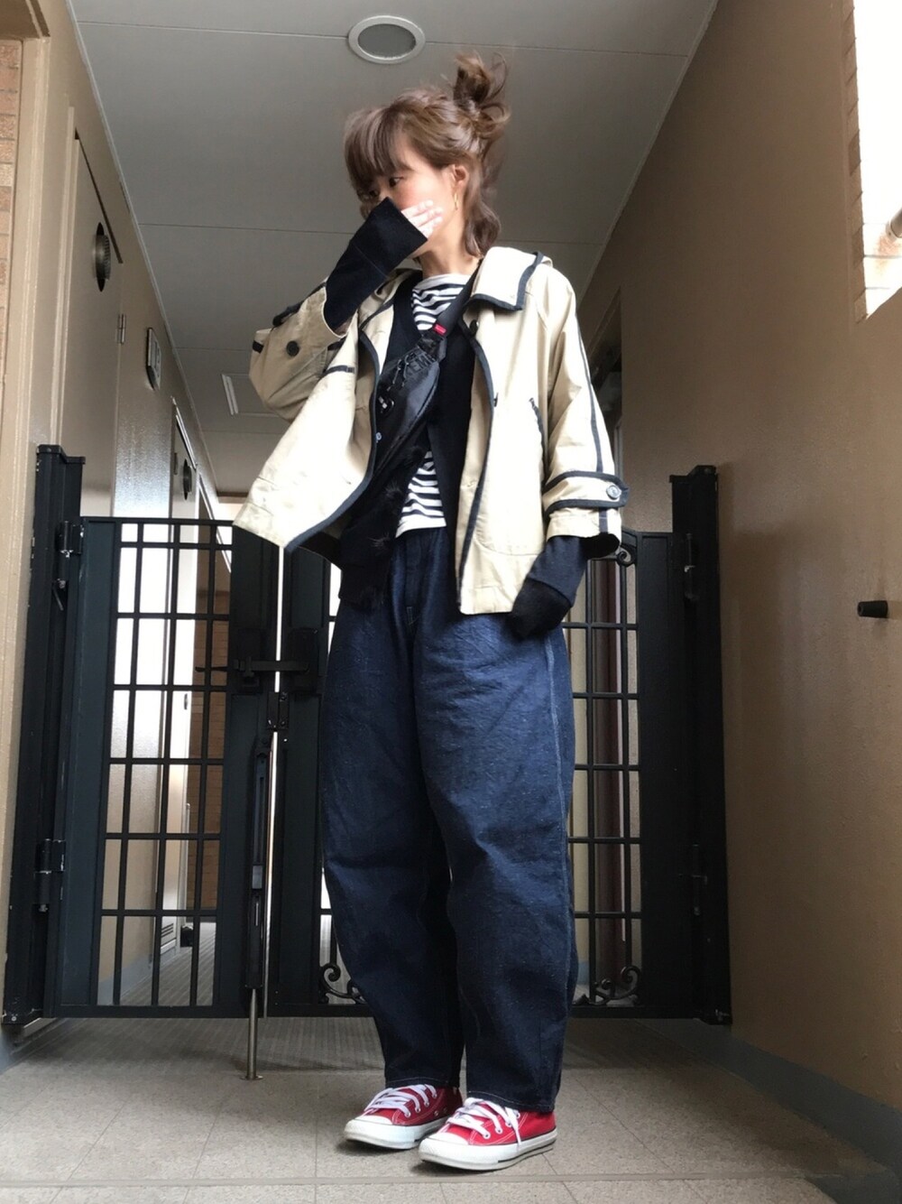「休日スタイル、コンバース、赤コンバース、ボータートップス、ピエロパンツ、サーカスパンツ、ボディバッグ、supreme、カーディガン、ハイカットスニーカー」｜「BEAMS BOYの∀∀BEAMS BOY / 1cｍボーダー ボートネック7分袖②（Tシャツ/カットソー、ブラック系）」を使った、☺︎ゆき❅*॰ॱさん（レディース・164cm）の春コーディネートの1枚目の写真