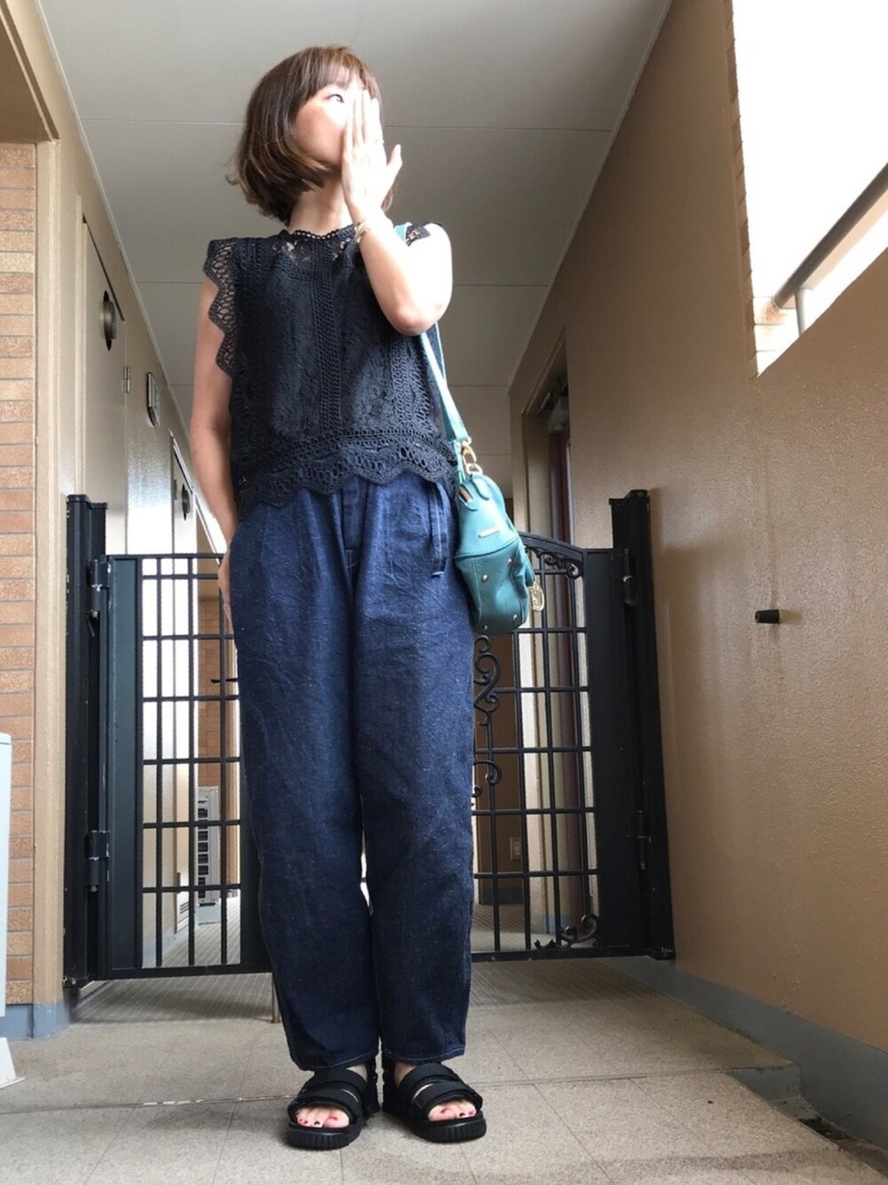 「ノースリーブ、デニムパンツ、ピエロパンツ、レースタンク、総レース、スポーツサンダル、SHAKA、ミニボストン、ボストンバッグ、ママコーデ」｜「UNE MANSIONの総レースタンクトップ（タンクトップ、ブラック系）」を使った、☺︎ゆき❅*॰ॱさん（レディース・164cm）の夏コーディネートの1枚目の写真