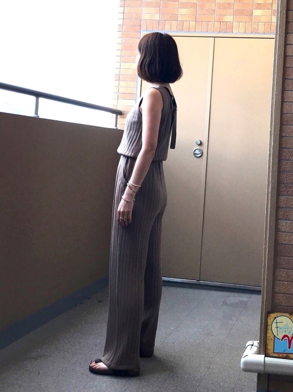 「秋のカフェオレコーデ、ベージュコーデ、birkenstock、オールインワン、ニット、ニットサロペット、リブニット、レースインナー、ママコーデ」｜「CIAOPANICのワイドリブニットサロペット（サロペット/オーバーオール、ベージュ系）」を使った、☺︎ゆき❅*॰ॱさん（レディース・164cm）の秋コーディネートの1枚目の写真
