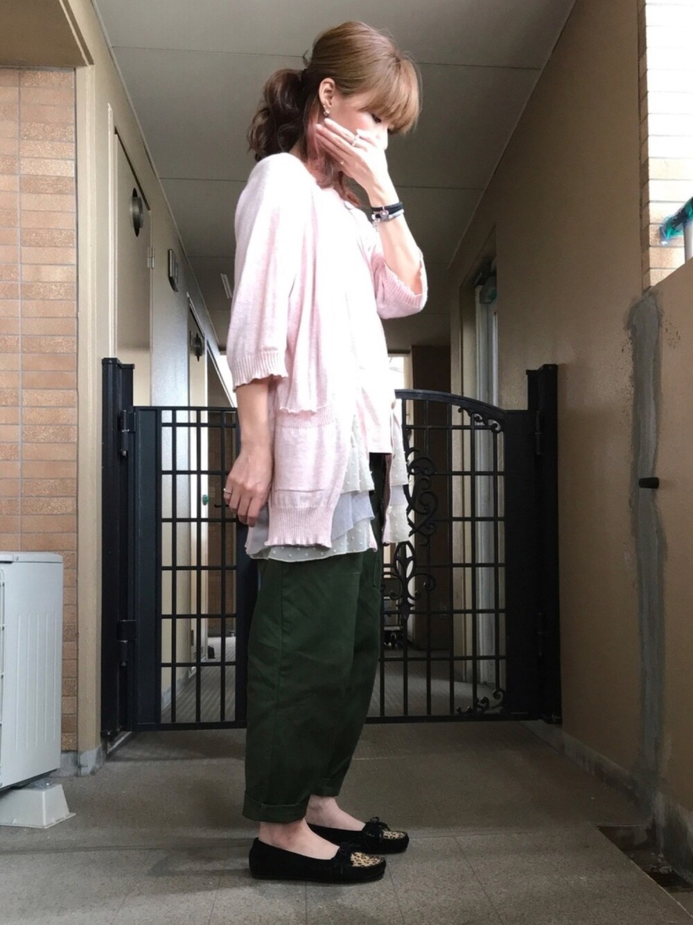 「休日スタイル、ママコーデ、サルエルパンツ、ピンク、ピンクカーディガン、レース、FRAPBOIS、adidas、minnetonka、カーキパンツ」｜「BEATJIVEのちょいサルエルイージーカーゴパンツ（カーゴパンツ、グリーン系）」を使った、☺︎ゆき❅*॰ॱさん（レディース・164cm）の春コーディネートの1枚目の写真