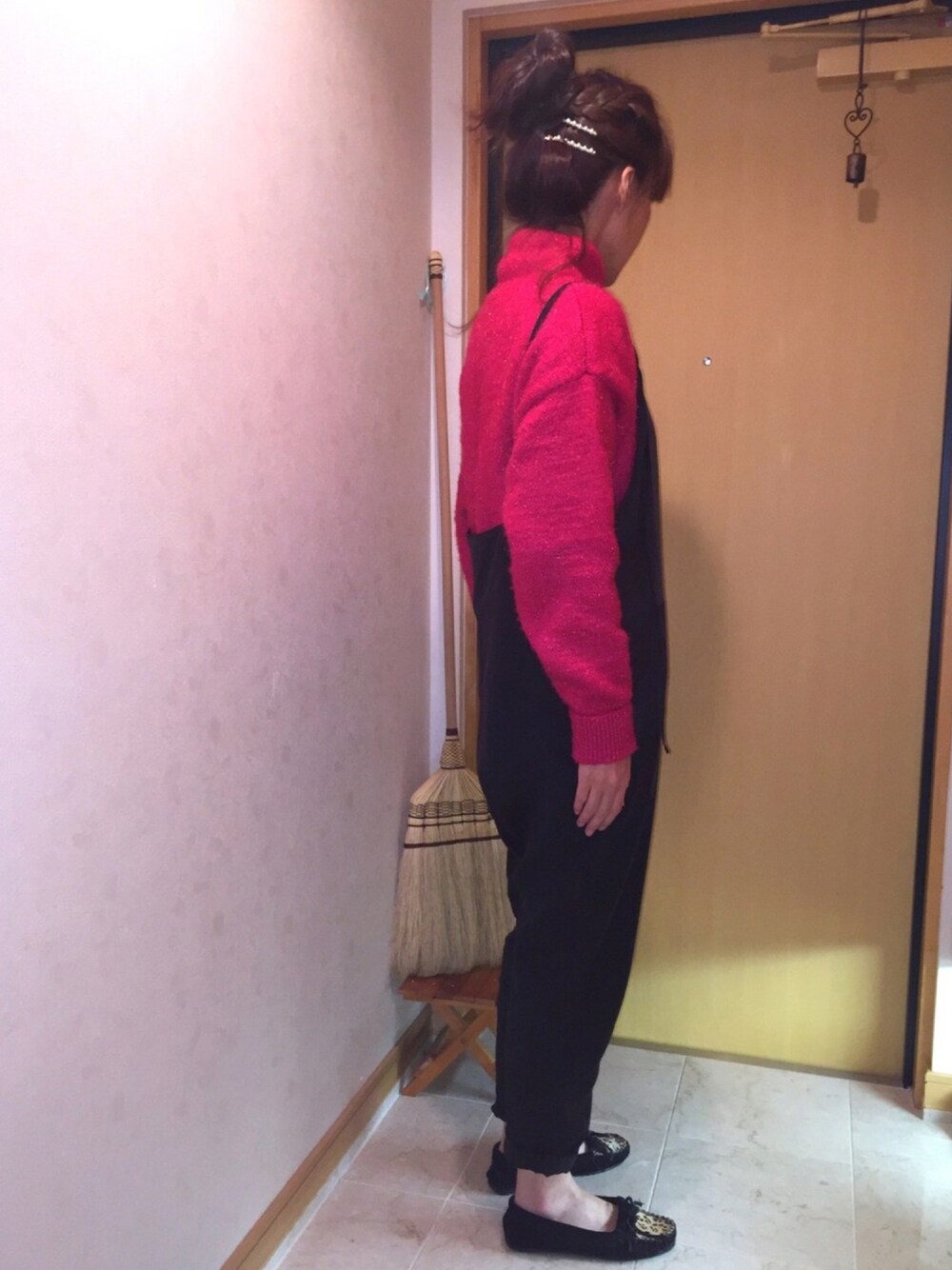 「あか、サロペット、ラクチンコーデ、冷え性、アップヘア」｜「RED CHOP WORKSのRED CHOP WORKS (レッドチョップワークス） ロングストラップオールインワン（サロペット/オーバーオール、ブラック系）」を使った、☺︎ゆき❅*॰ॱさん（レディース・164cm）の秋コーディネートの1枚目の写真