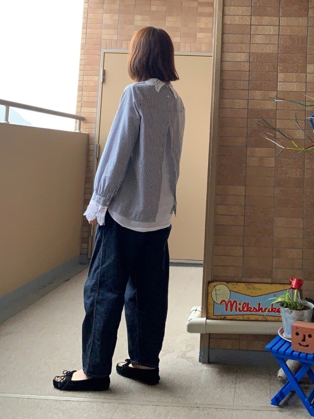 「ストライプシャツ、サーカスパンツ、ピエロパンツ、デニム、minetonka、かみのけチョロン、レースの襟、ママコーデ」｜「Narcissusの【cheap!!by vaNite】レースカラーストライプブラウス（シャツ/ブラウス、ブラック系）」を使った、☺︎ゆき❅*॰ॱさん（レディース・164cm）の秋コーディネートの1枚目の写真