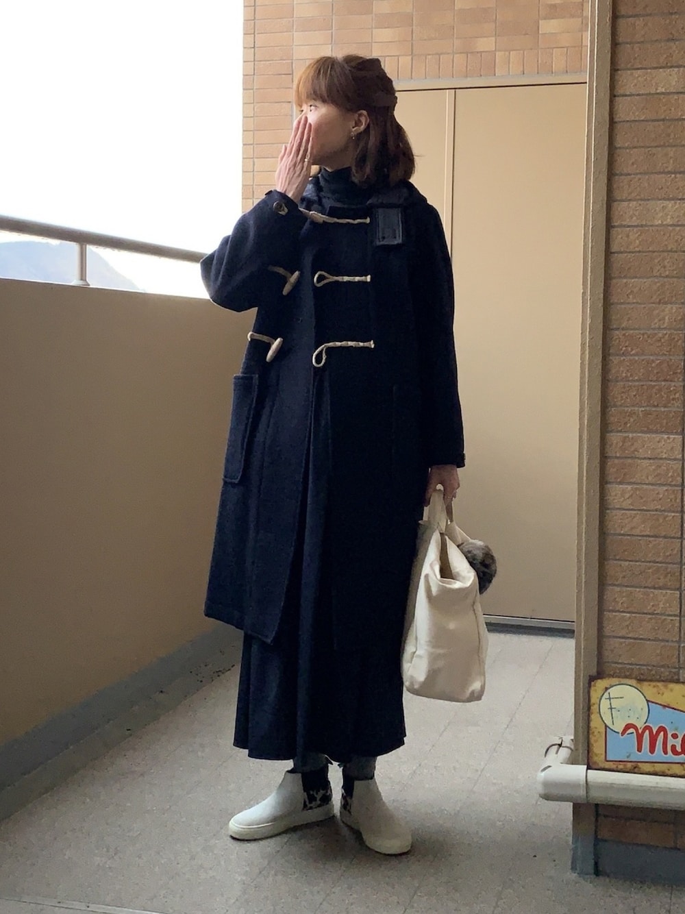 「ワンピース、ワンピース×スニーカー、ネイビーワンピース、ロングダッフル、ハイカットスニーカー、トートバッグ、ダッフルコート、RNA、RBS、ママコーデ」｜「RNA-NのC0616 ブリティッシュウール メルトンダッフルコート（ダッフルコート、ブルー系）」を使った、☺︎ゆき❅*॰ॱさん（レディース・164cm）の冬コーディネートの1枚目の写真