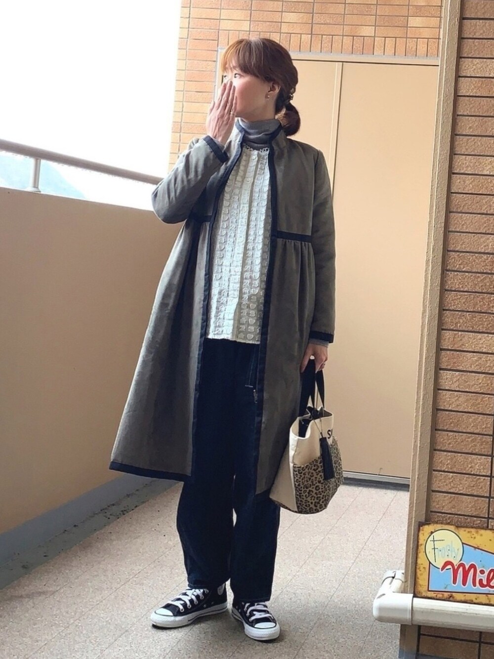 「パンツスタイル、サーカスパンツ、コンバース、ハイカットスニーカー、TSUMORI CHISATO、ロングコート、トートバッグ、リバーシブルコート、黒コンバース、ママコーデ」｜「E hyphen world gallery MANIAのM スタンドカラーリバーシブルコート（ダウンジャケット/コート、グリーン系）」を使った、☺︎ゆき❅*॰ॱさん（レディース・164cm）の冬コーディネートの1枚目の写真