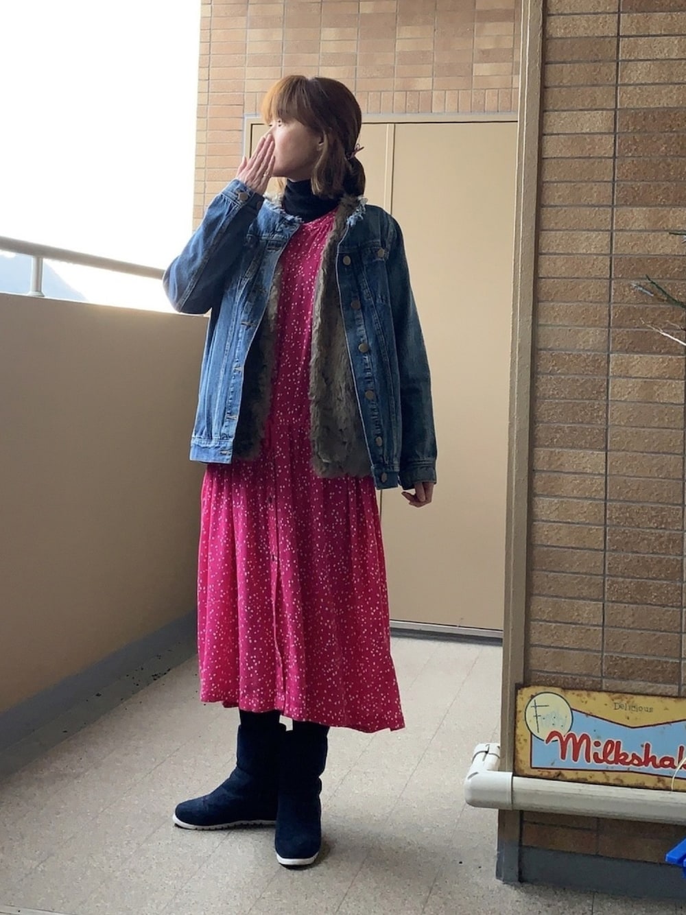 「ピンクワンピ、ピンク、ファーベスト、デニムジャケット、ネイビー×ピンク、休日スタイル、ママコーデ、mercibeaucoup,、ネイビーブーツ」｜「osharewalkerの着れば着るほど、良い味、醸し出す。 『somariヴィンテージ風デニムジャケット』（デニムジャケット、ブルー系）」を使った、☺︎ゆき❅*॰ॱさん（レディース・164cm）の冬コーディネートの1枚目の写真