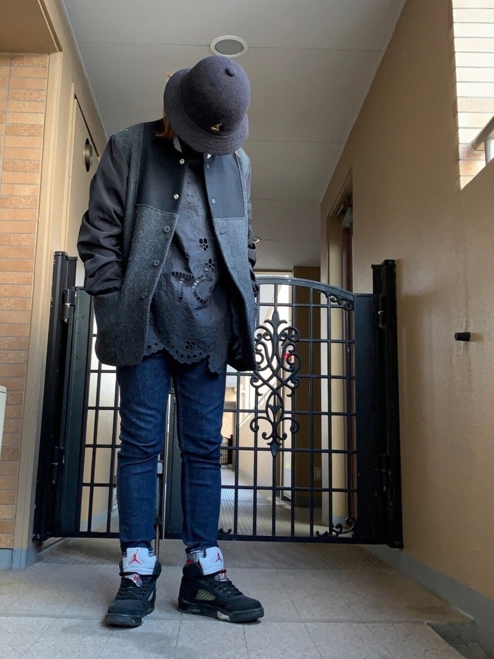 「休日スタイル、ブラック、ジャケット、デニム、レースキャミソール、TSUMORI CHISATO、ハット、aj5、NIKE、ママコーデ」｜「PHENOMENONのSTADIUM & MA-1 JACKET（その他アウター、ブラック系）」を使った、☺︎ゆき❅*॰ॱさん（レディース・164cm）の冬コーディネートの1枚目の写真