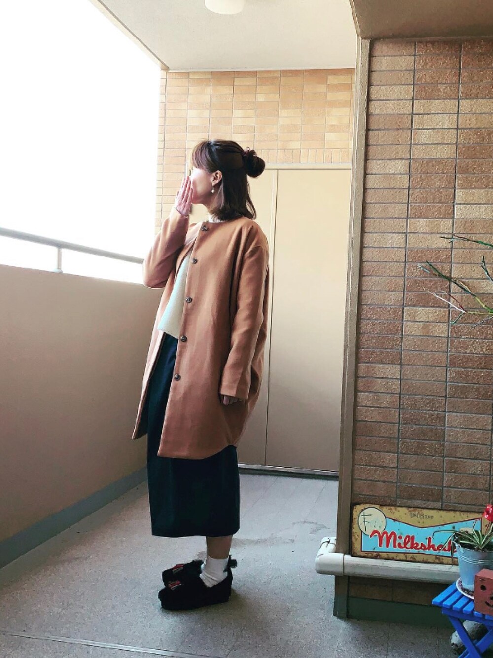 「ブラウン色に染まれ、タイトスカート、ボアシューズ、ホワイトニット、ノーカラーコート、キャメル、リボンソックス、バルーンスリーブ、コクーンコート、ママコーデ」｜「DETAILSのB.I.D/DETAILS women/ノーカラーコクーンコート（ノーカラージャケット、イエロー系）」を使った、☺︎ゆき❅*॰ॱさん（レディース・164cm）の冬コーディネートの1枚目の写真