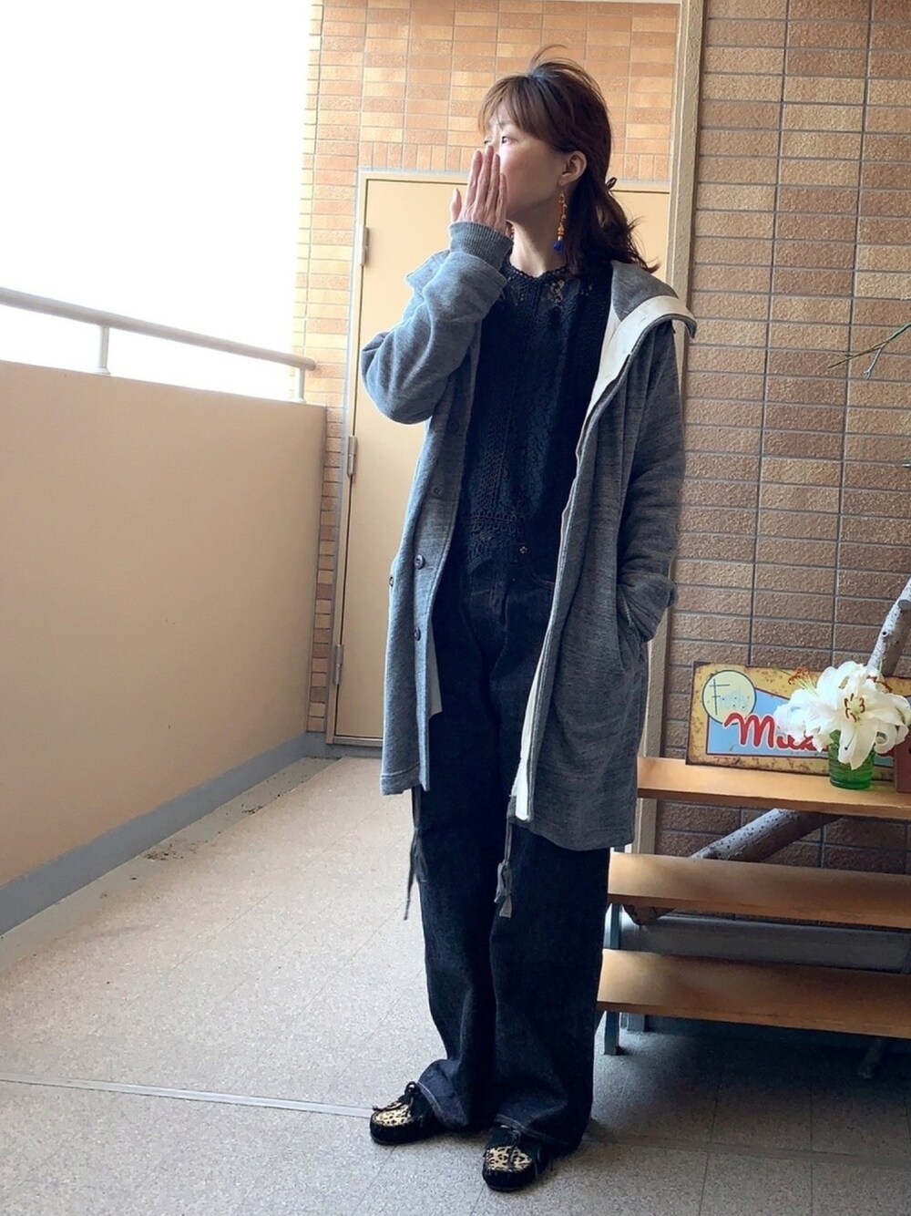 「休日スタイル、ノースリーブ、レーストップス、ストレートデニム、モカシン、minnetonka、デニムパンツ、ママコーデ、レオパード、レオパードシューズ」｜「UNE MANSIONの総レースタンクトップ（タンクトップ、ブラック系）」を使った、☺︎ゆき❅*॰ॱさん（レディース・164cm）の春コーディネートの1枚目の写真