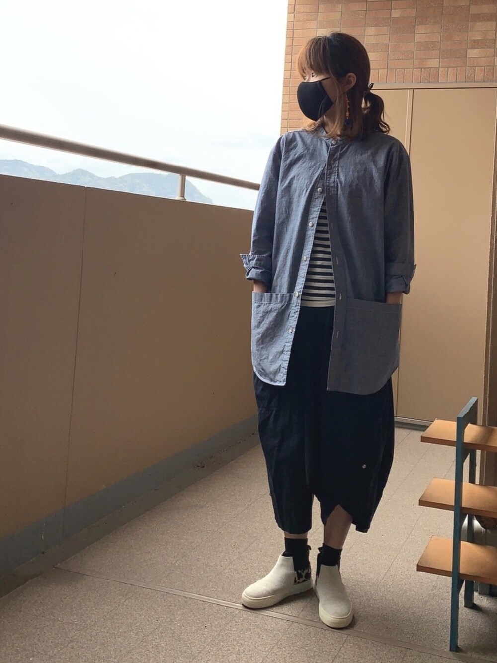 「大人カジュアル、ハイカットスニーカー、ボーダー、シャツスタイル、変形スカート、ダンガリーシャツ、レオパード、黒マスク、バンドカラー、ママコーデ」｜「Audienceのアイテム（シャツ/ブラウス、ブルー系）」を使った、☺︎ゆき❅*॰ॱさん（レディース・164cm）の春コーディネートの1枚目の写真