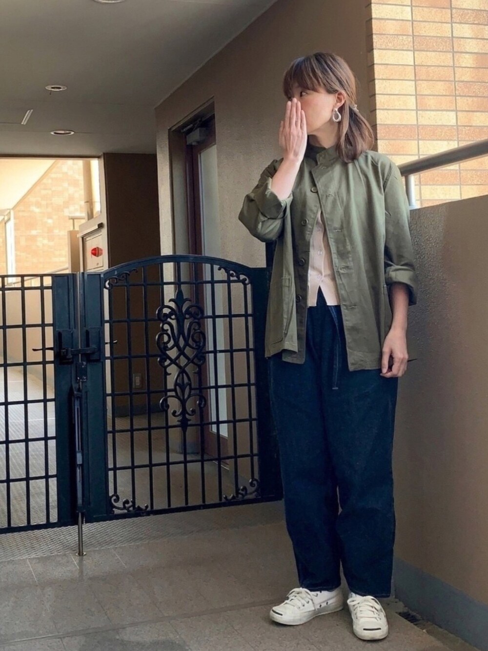 「ゆるコーデ、ノースリーブニット、カーキジャケット、軍モノ、マオカラ―、サーカスパンツ、jack purcell、白スニーカー、ママコーデ」｜「50'sチェコ軍のアイテム（ジャケット/アウター、グリーン系）」を使った、☺︎ゆき❅*॰ॱさん（レディース・164cm）の春コーディネートの1枚目の写真