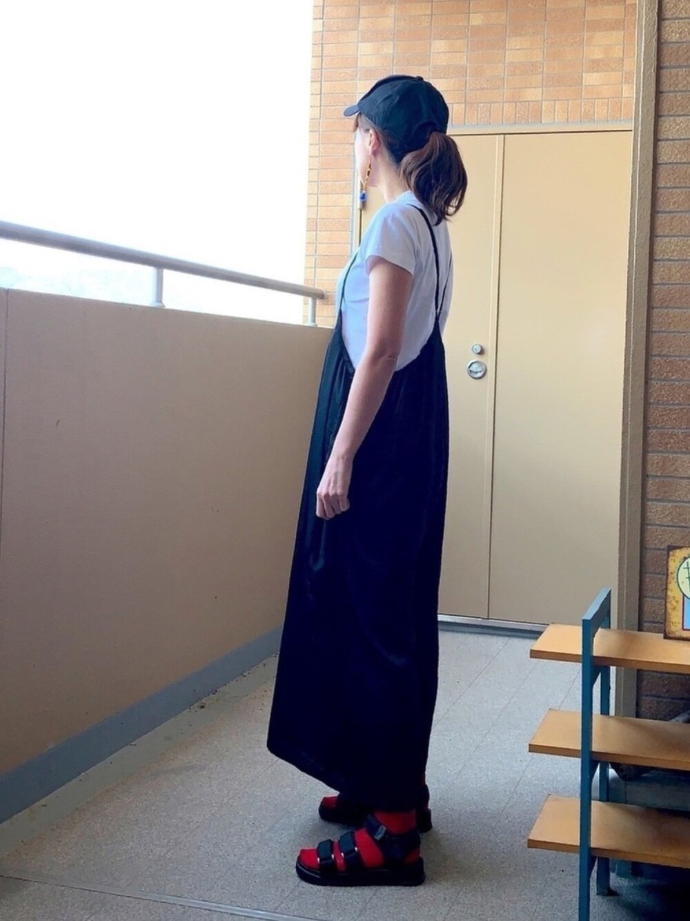 「おうち時間、おうちスタイル、白Tシャツ、サロペット、キャップ、赤い靴下、靴下 × サンダル、ママコーデ、サンダル」｜「ＡＮＤＪのヴィンテージサテンギャザーサロペットワイドパンツ（つなぎ/オールインワン、ブラック系）」を使った、☺︎ゆき❅*॰ॱさん（レディース・164cm）の春コーディネートの1枚目の写真