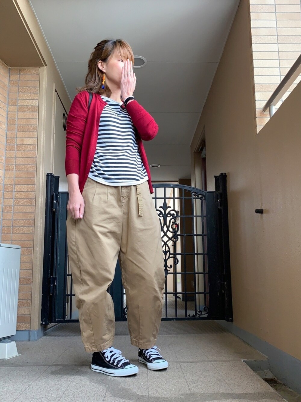 「休日コーデ、ピエロパンツ、サーカスパンツ、赤カーディガン、ボーダートップス、黒コンバース、リュック、おうちスタイル、コンバース、ママコーデ」｜「UNIQLOのUVカットスーピマコットンクルーネックカーディガン（長袖）（カーディガン/ボレロ、レッド系）」を使った、☺︎ゆき❅*॰ॱさん（レディース・164cm）の春コーディネートの1枚目の写真