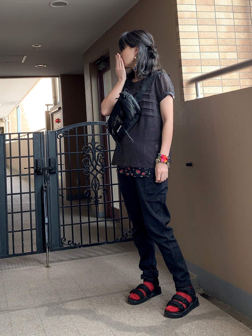 「サンダルに靴下、シフォンブラウス、黒パンツ、サルエルパンツ、赤い靴下、ボディバッグ、supreme、花柄タンクトップ、赤×黒、ママコーデ」｜「Supreme のアイテム（バッグ、ブラック系）」を使った、☺︎ゆき❅*॰ॱさん（レディース・164cm）の春コーディネートの1枚目の写真
