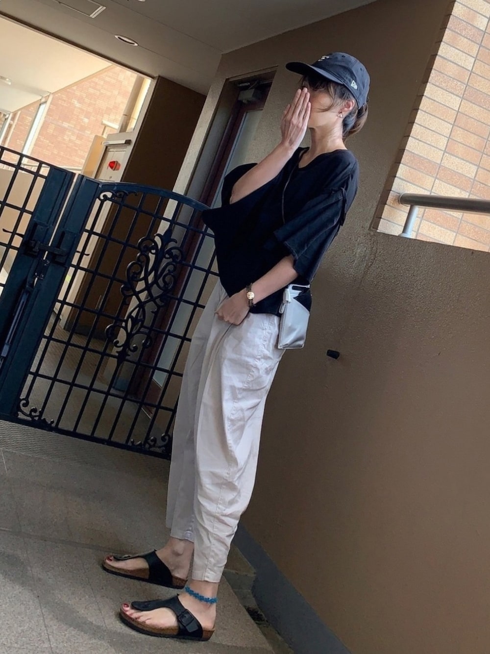 「モノトーン、モノトーンコーデ、キャップ、フレアスリーブ、リネンパンツ、ワイドパンツ、birkenstock、ラムゼス、ママコーデ、アンクレット」｜「BEAMS BOYのNEW ERA × BEAMS BOY / 別注 ミニロゴ コーデュラ キャップ（キャップ、ブラック系）」を使った、☺︎ゆき❅*॰ॱさん（レディース・164cm）の夏コーディネートの1枚目の写真