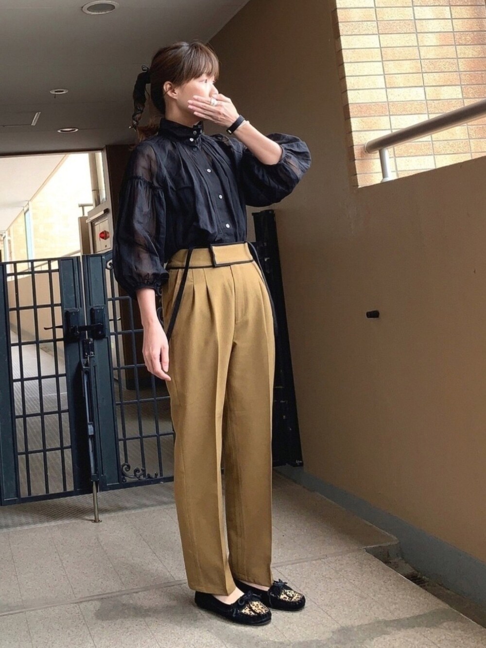 「オーガンジー、サロペット、オーバーオール、センタープレス、センタープレスパンツ、ブラック、スタンドカラー、黒ブラウス、ワイヤーポニー、ママコーデ」｜「PUAL CE CINのスタンドカラーオーガンジーブラウス（シャツ/ブラウス、ブラック系）」を使った、☺︎ゆき❅*॰ॱさん（レディース・164cm）の春コーディネートの1枚目の写真