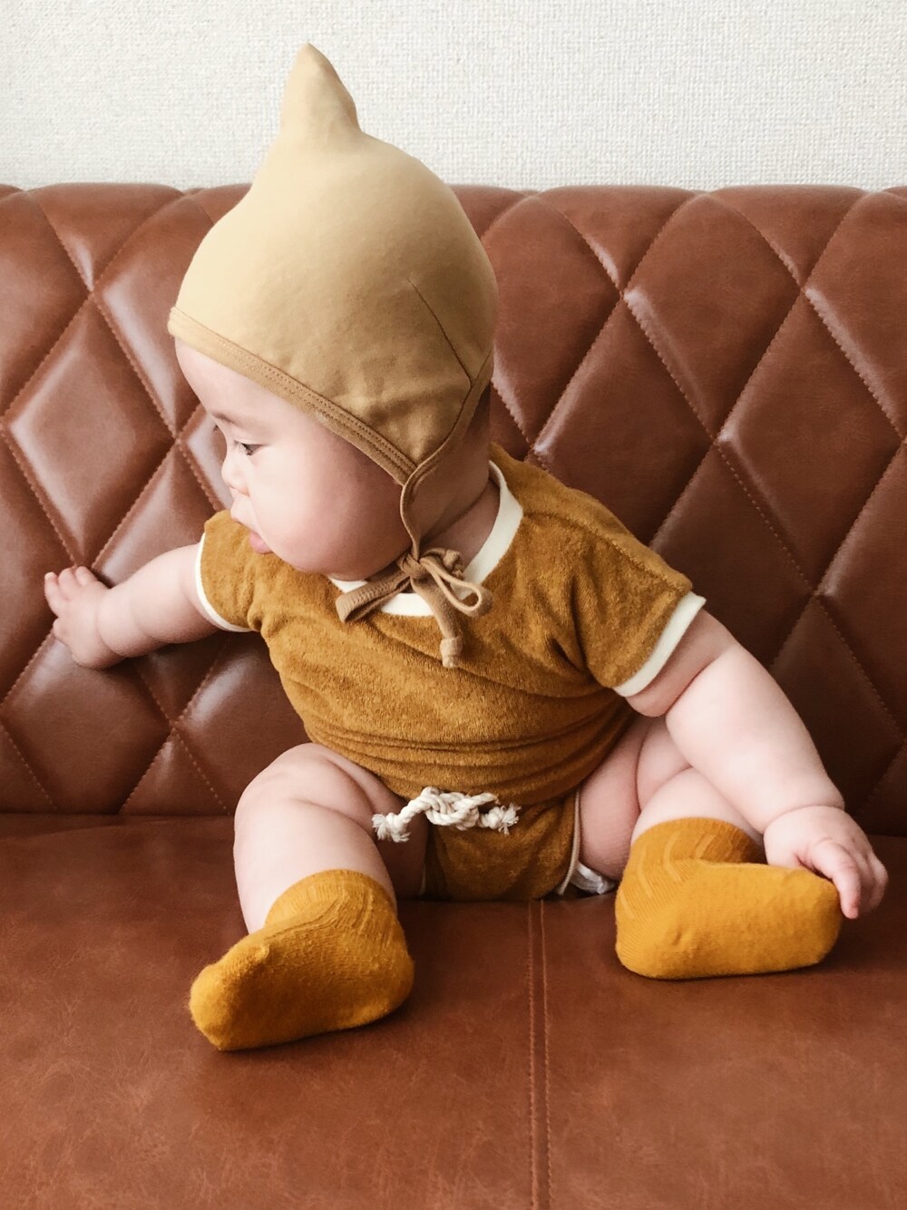 「キッズコーデ、男の子コーデ、ベビーコーデ、ベビーファッション、子供服、クインシーメイ、ボンネット」｜「quincymaeのアイテム（オールインワン・サロペット、イエロー系）」を使った、yuiさん（キッズ・70cm）の秋コーディネートの1枚目の写真