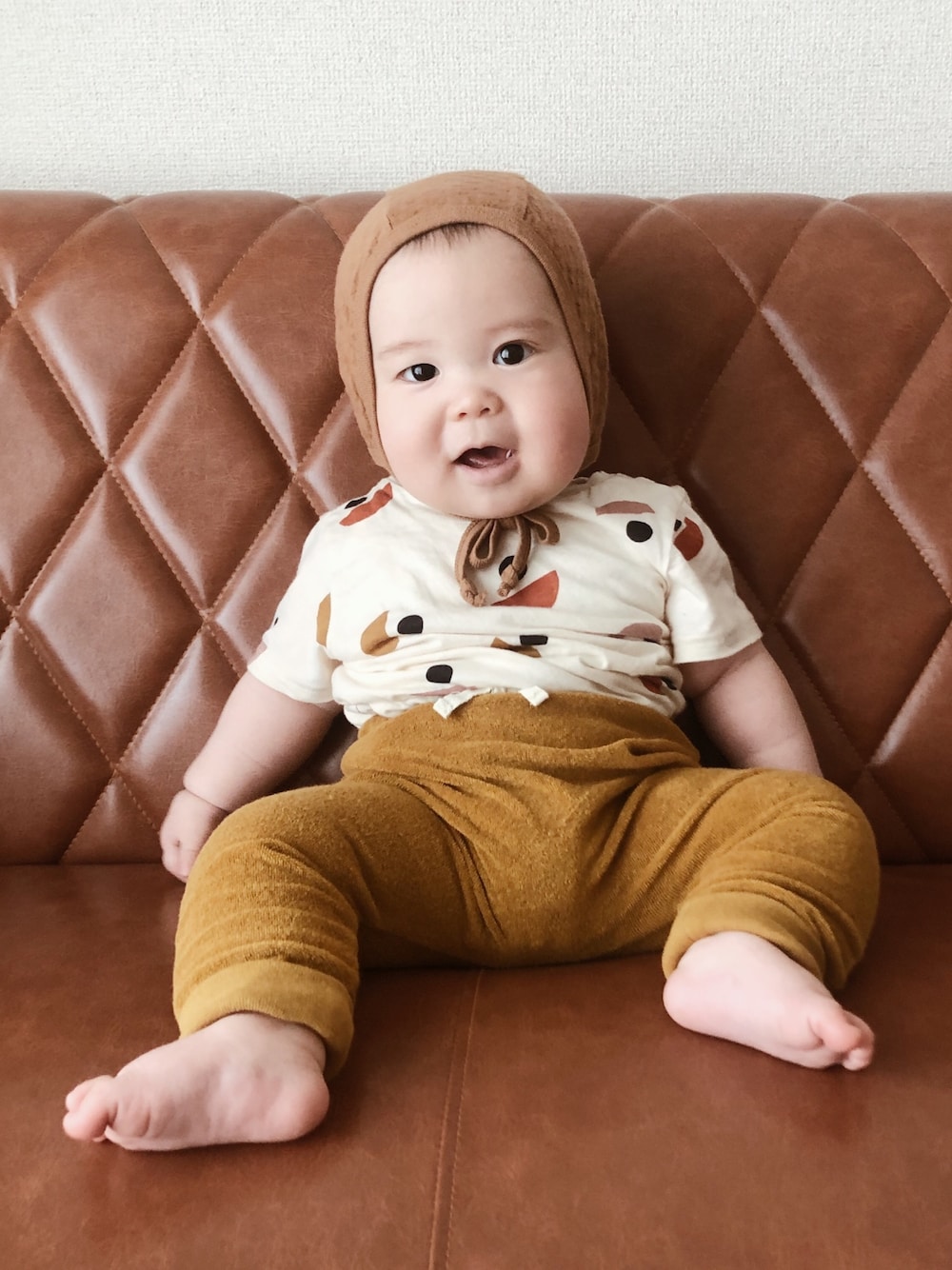 「キッズコーデ、男の子コーデ、ベビーコーデ、ベビー、ベビーファッション、ベビー服、キッズファッション、クインシーメイ、オーガニックズー」｜「organiczooのアイテム（Tシャツ/カットソー、ベージュ系）」を使った、yuiさん（キッズ・70cm）の秋コーディネートの1枚目の写真