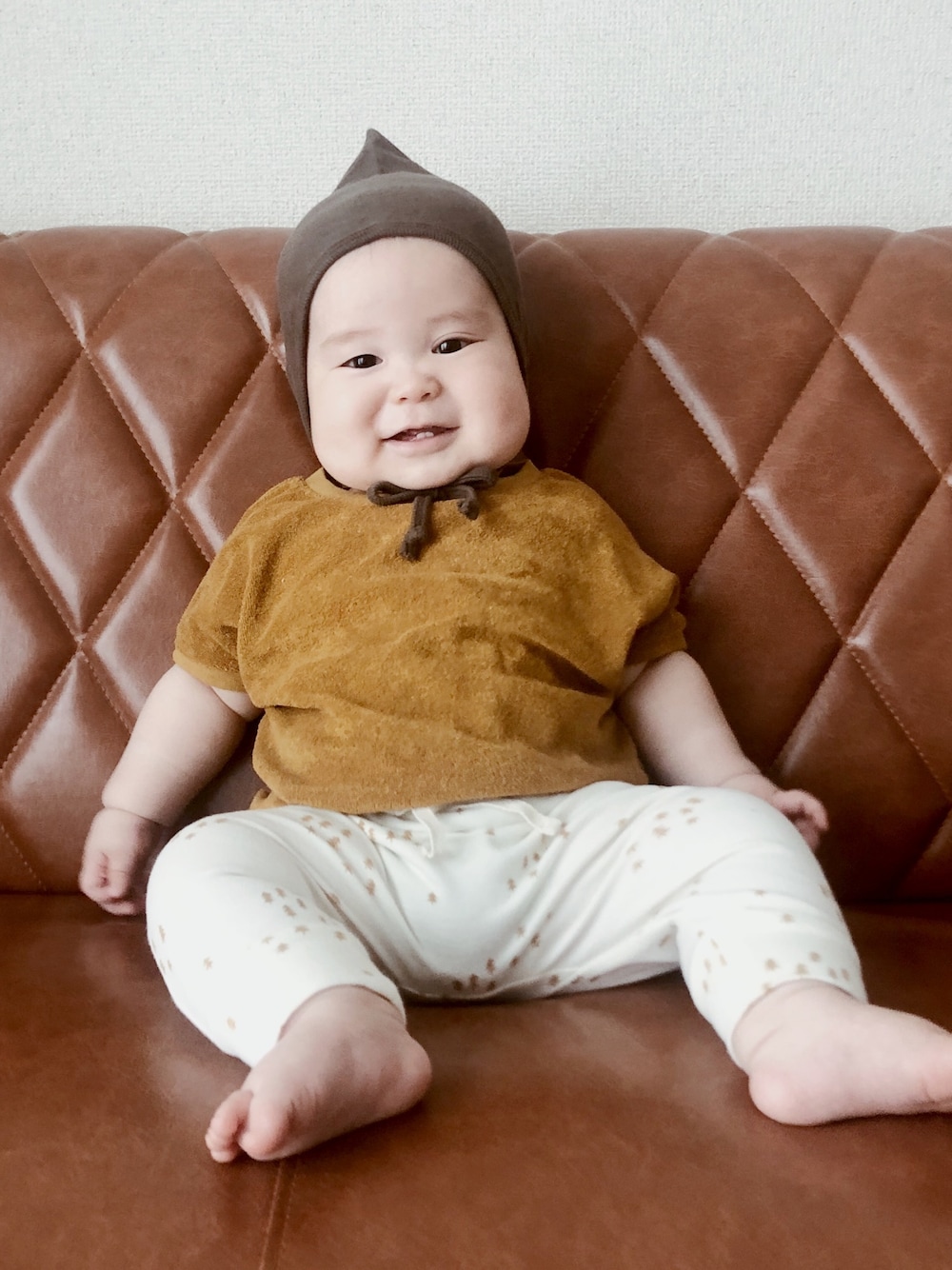 「キッズコーデ、男の子コーデ、キッズファッション、ベビーコーデ、ベビーファッション、ベビー服、ベビー、クインシーメイ、ボンネット」｜「quincymaeのアイテム（Tシャツ/カットソー、イエロー系）」を使った、yuiさん（キッズ・70cm）の秋コーディネートの1枚目の写真