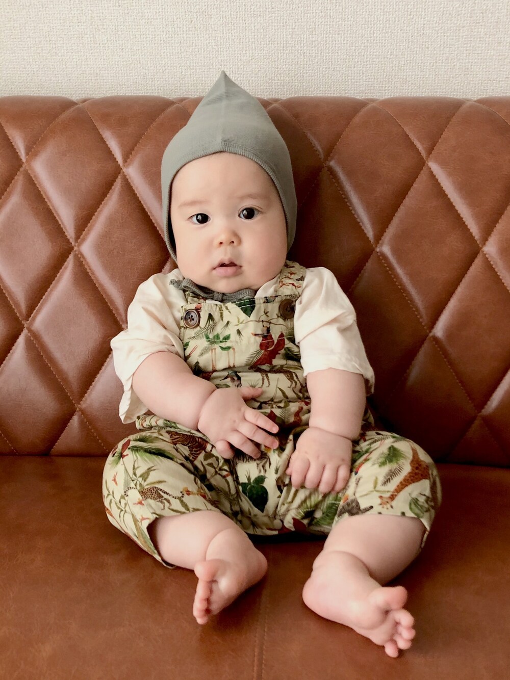 「キッズコーデ、男の子コーデ、オーシャンアンドグラウンド、ベビーコーデ、ベビー、ベビーファッション、オーバーサイズ、キッズファッション、ボンネット、クインシーメイ」｜「Ocean&GroundのPRINT BABY SALOPETTE（80～90cm）（サロペット/オーバーオール、グリーン系）」を使った、yuiさん（キッズ・70cm）の秋コーディネートの1枚目の写真