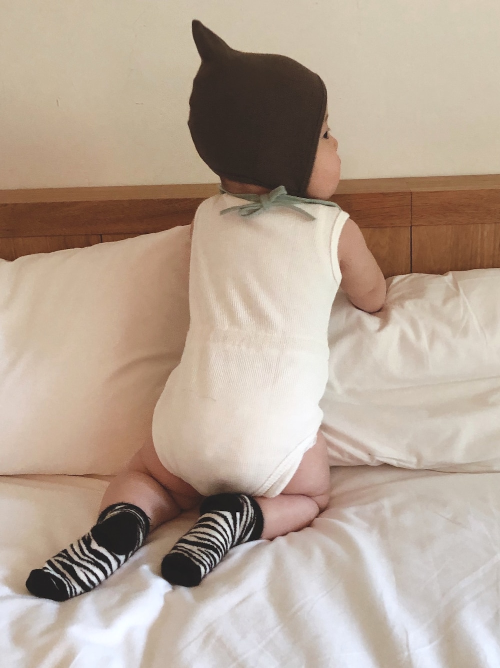 「キッズコーデ、男の子コーデ、ベビーコーデ、ベビー、ベビーファッション、ベビー服、韓国子供服、海外子供服、ボンネット、happy socks」｜「韓国子供服のアイテム（オールインワン・サロペット、ホワイト系）」を使った、yuiさん（キッズ・70cm）の秋コーディネートの1枚目の写真